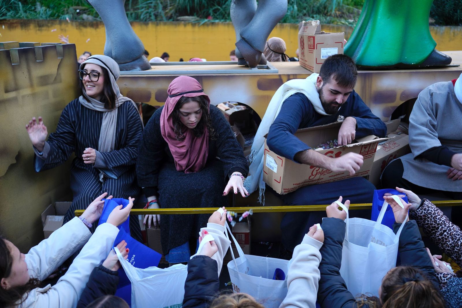 Búscate en las fotos de la cabalgata de Reyes Magos 2026 en Algeciras