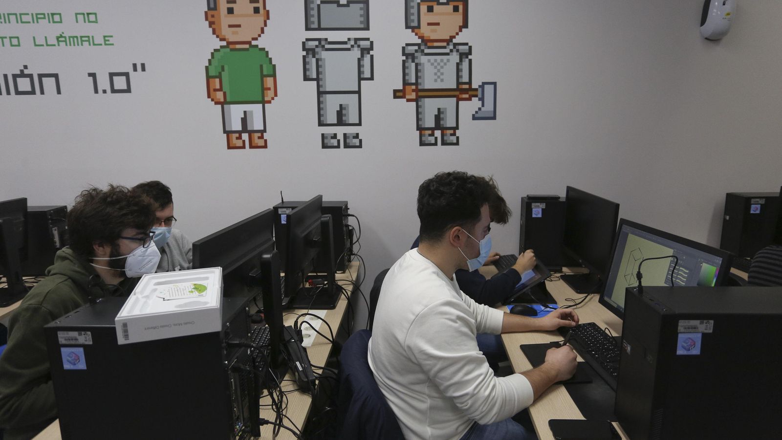 Varios trabajadores en una empresa del Polo Digital de Málaga.