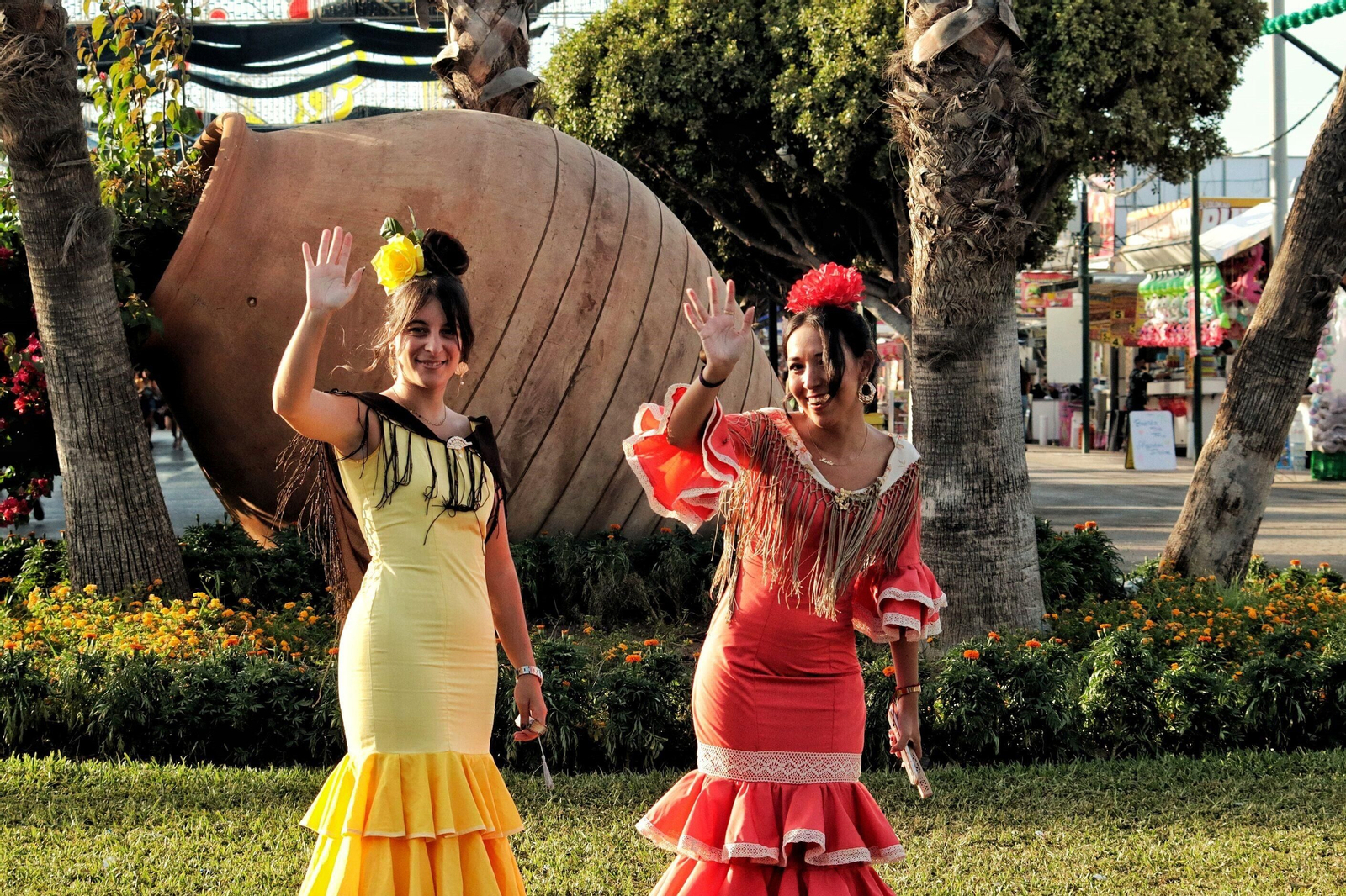 Flamencas despidiéndose en el Real de la Feria