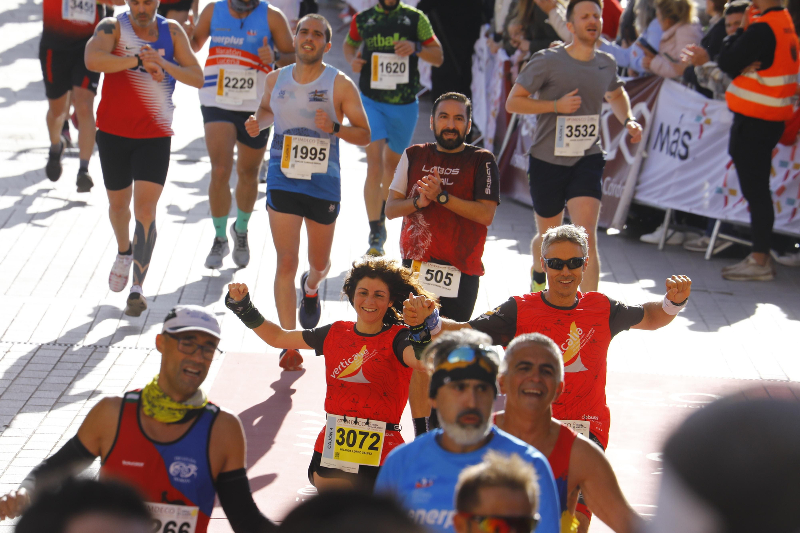 La gloria de cruzar la Puerta del Puente: imágenes de la meta de la 36 Media Maratón de Córdoba