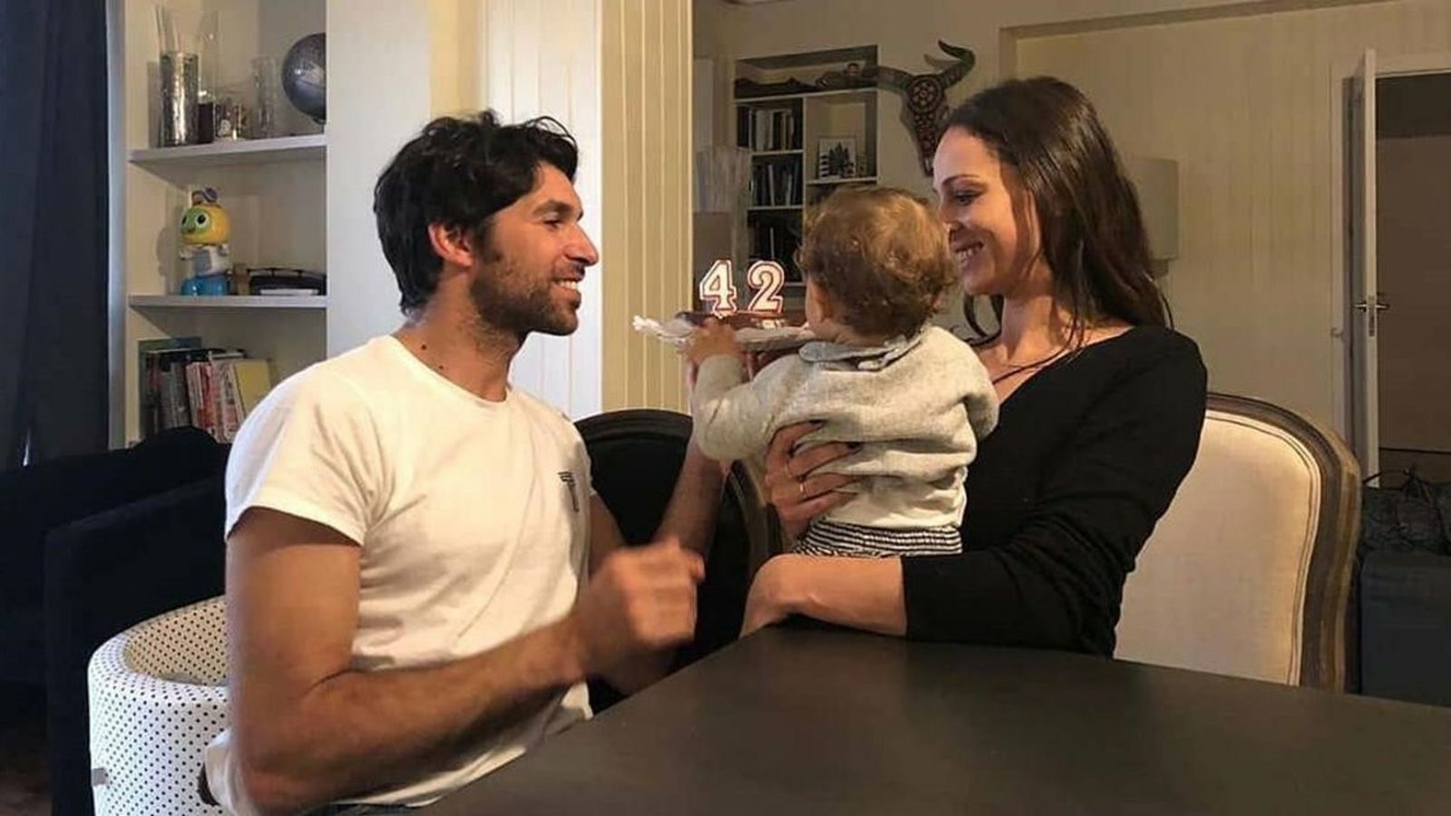 Cayetano Rivera y Eva González, junto al hijo de ambos.