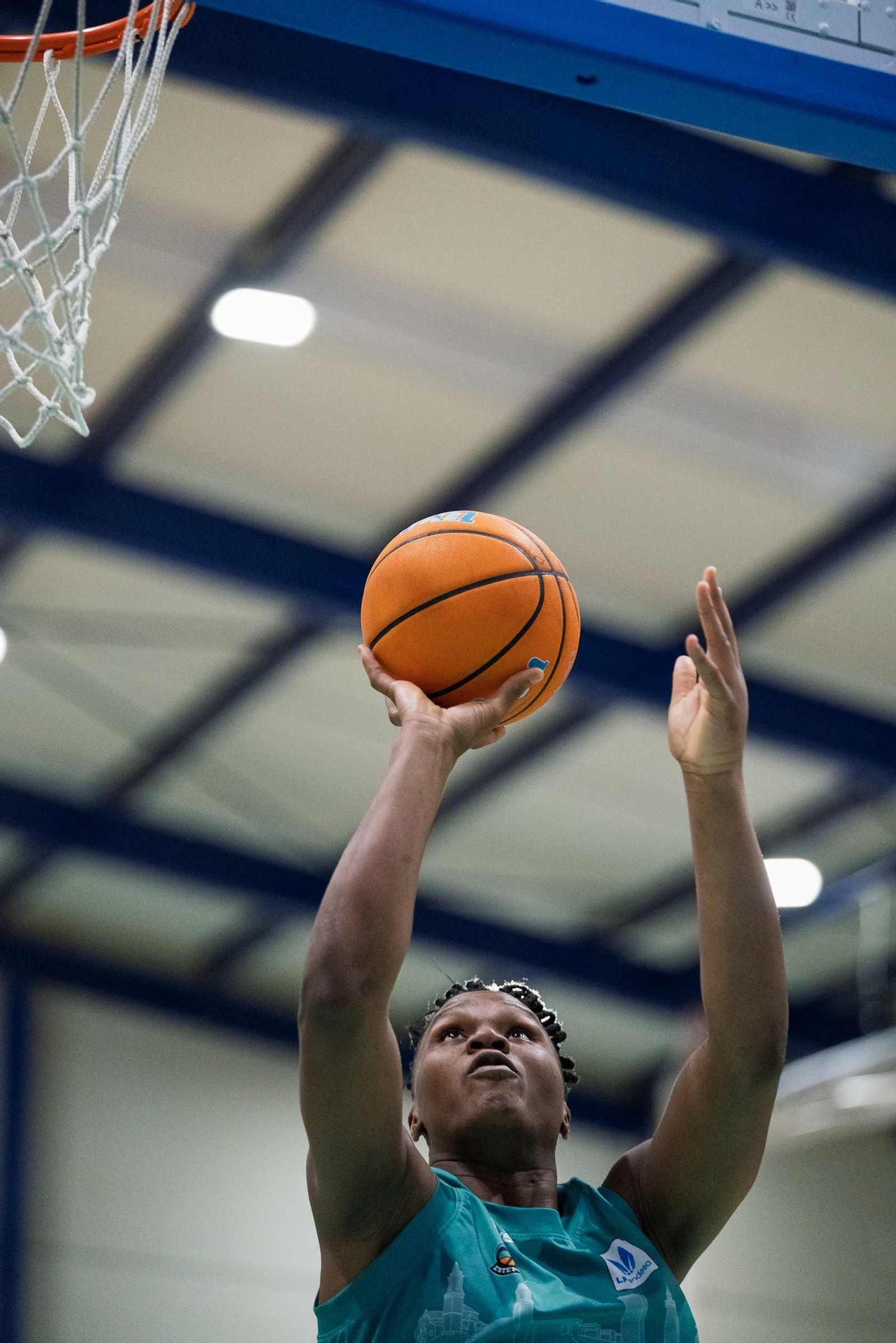 Gran remontada del CAB Estepona ante el Joventut (66-62)