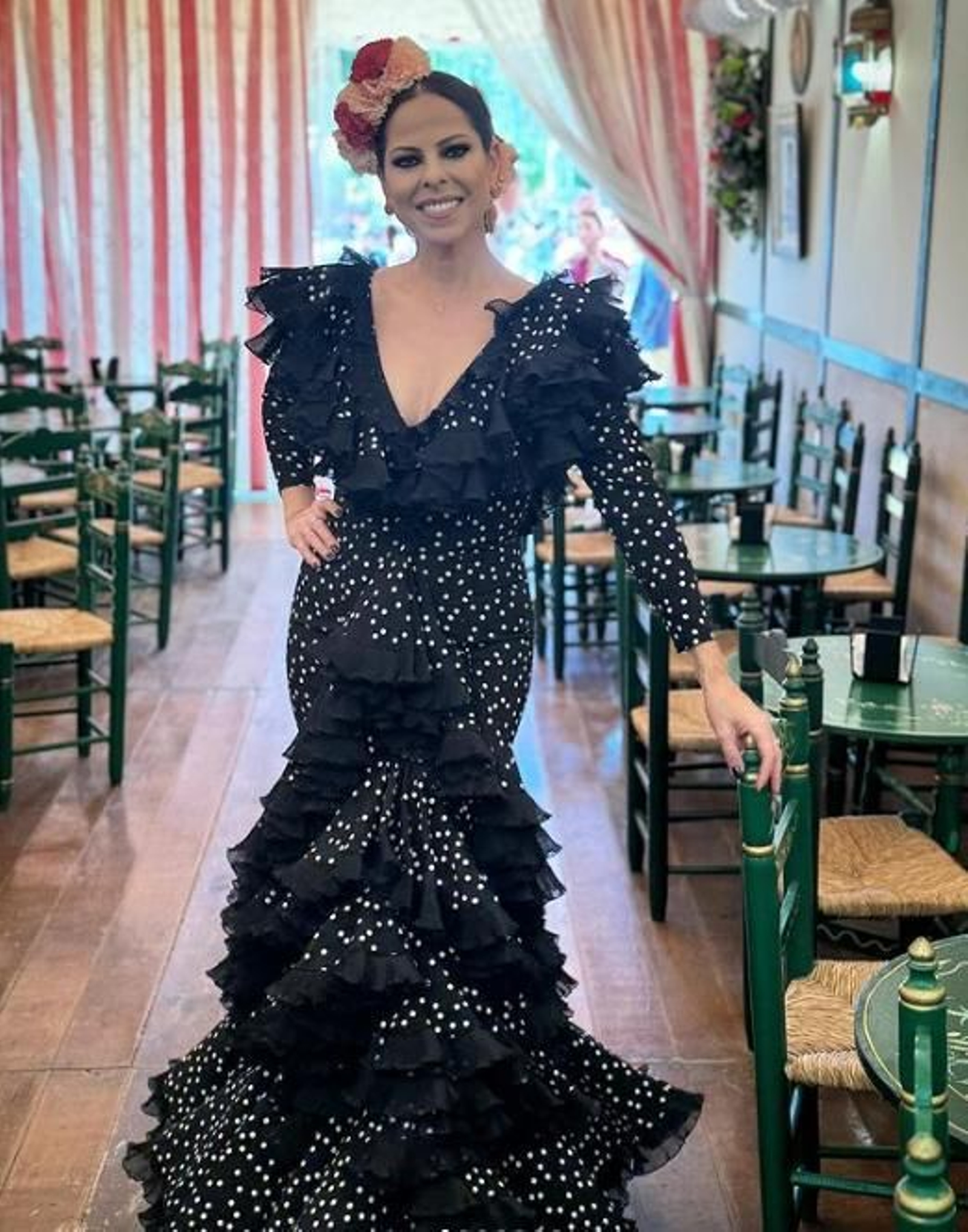 Pastora Soler con traje de Flamenca en la Feria de Abril de Sevilla.