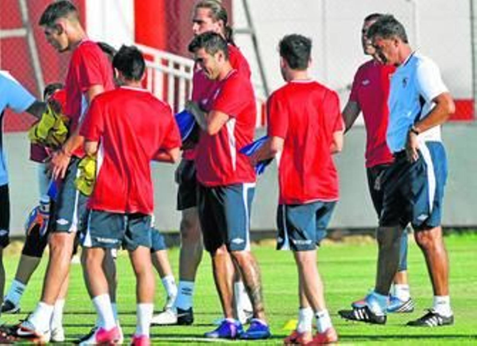 Míchel vigila el trabajo de los suyos en la ciudad deportiva: Fazio, Rabello (de espaldas), Bernardo, Reyes...