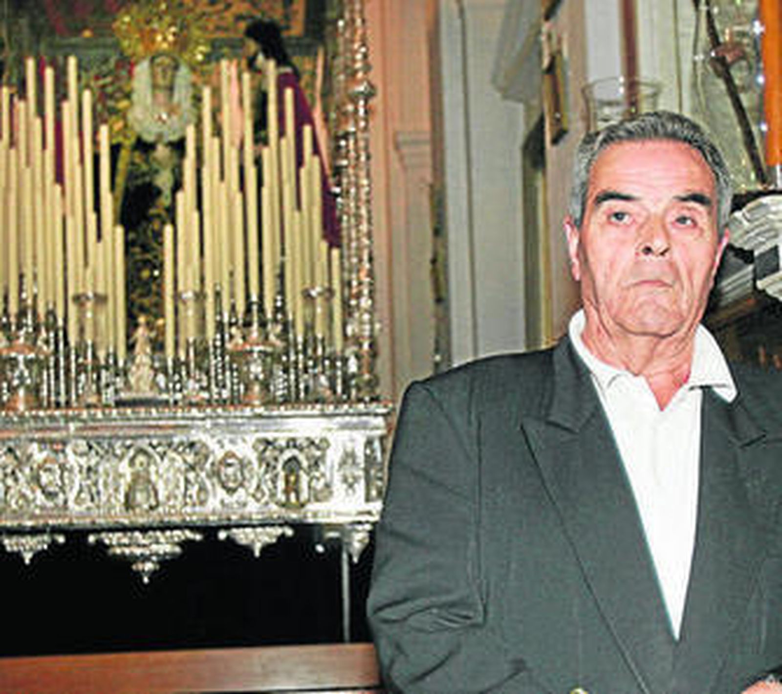 Felipe Madrazo, ante el palio de Angustias de Ecce-Homo.