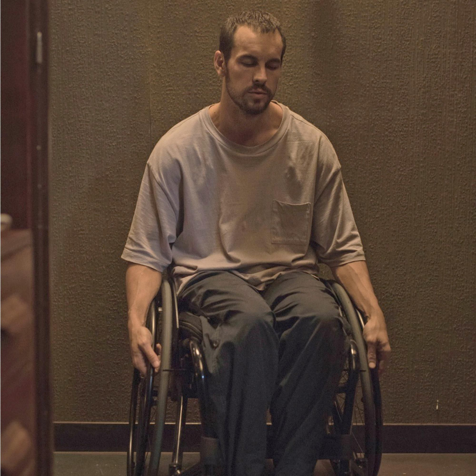 Mario Casas, en 'El practicante', donde hace de un psicópata en silla de ruedas.