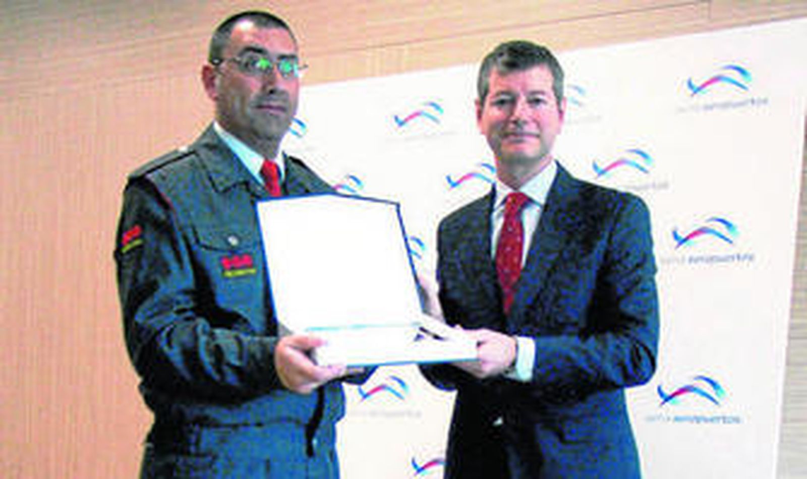 Francisco Pizarro, recibiendo la placa ayer en Barcelona.