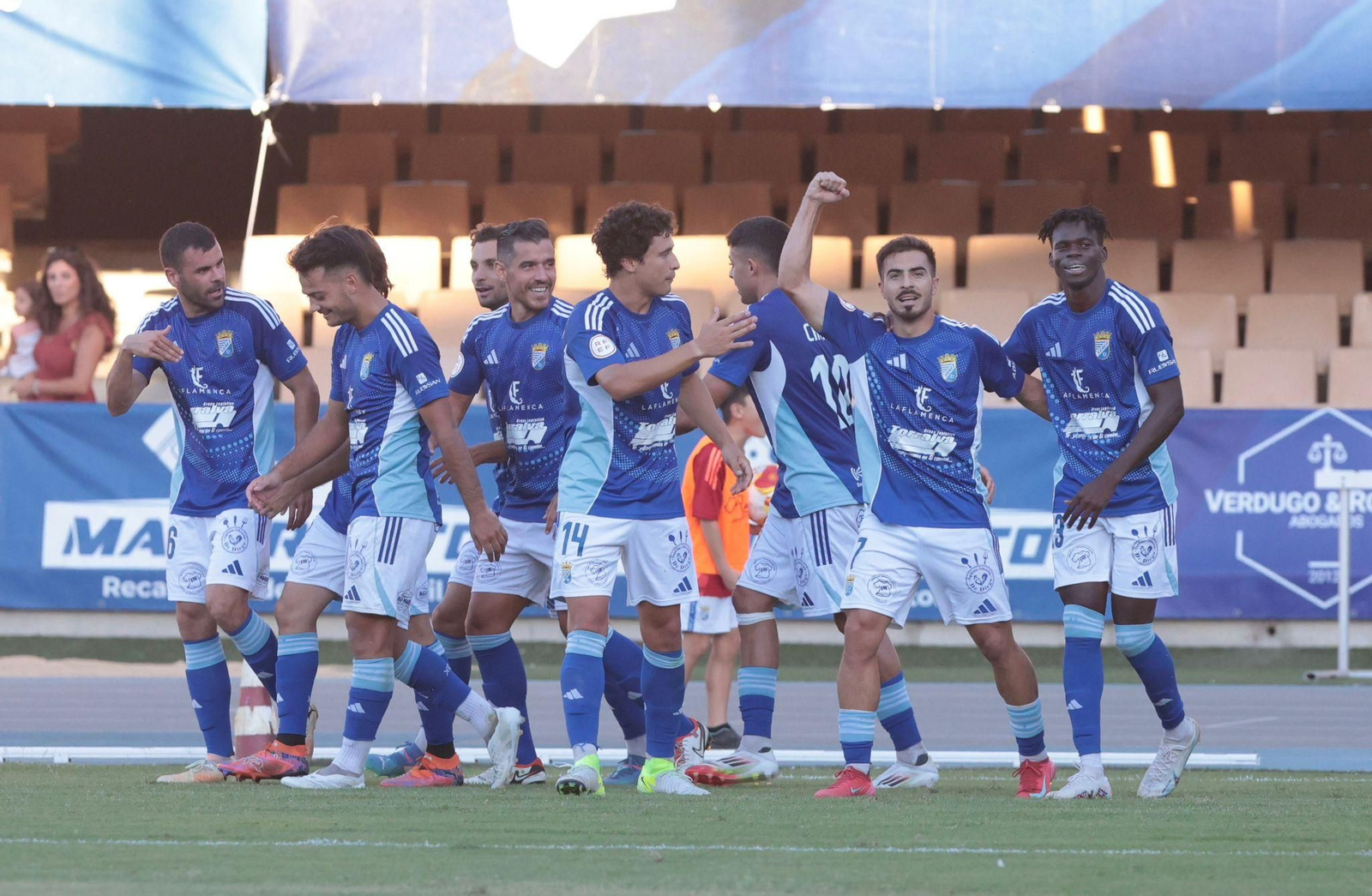 Zelu levanta el brazo derecho celebrando el 1-0.