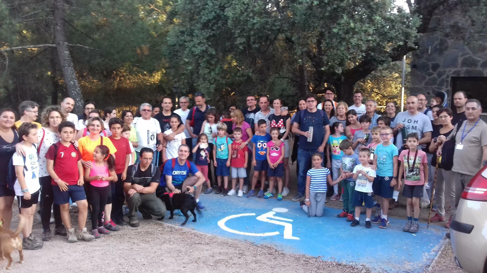Participantes de todas las edades asisten a las rutas de senderismo. Participantes de todas las edades asisten a las rutas de senderismo.