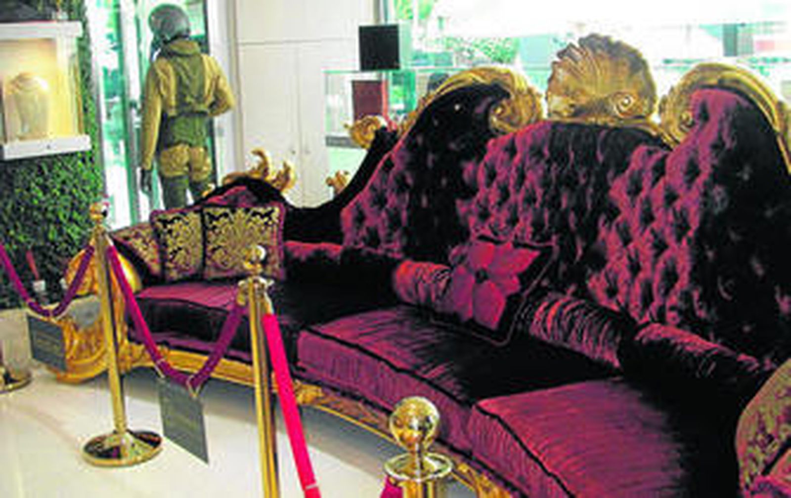 Vista del sofá que eligió Michael Jackson para su última gira y que se puede comprar en Marbella por 200.000 euros.