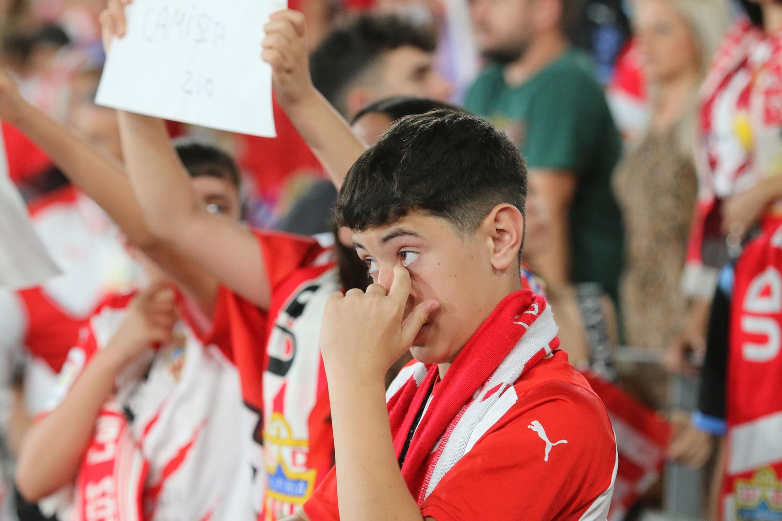 Las imágenes de la decepción de los aficionados del Almería