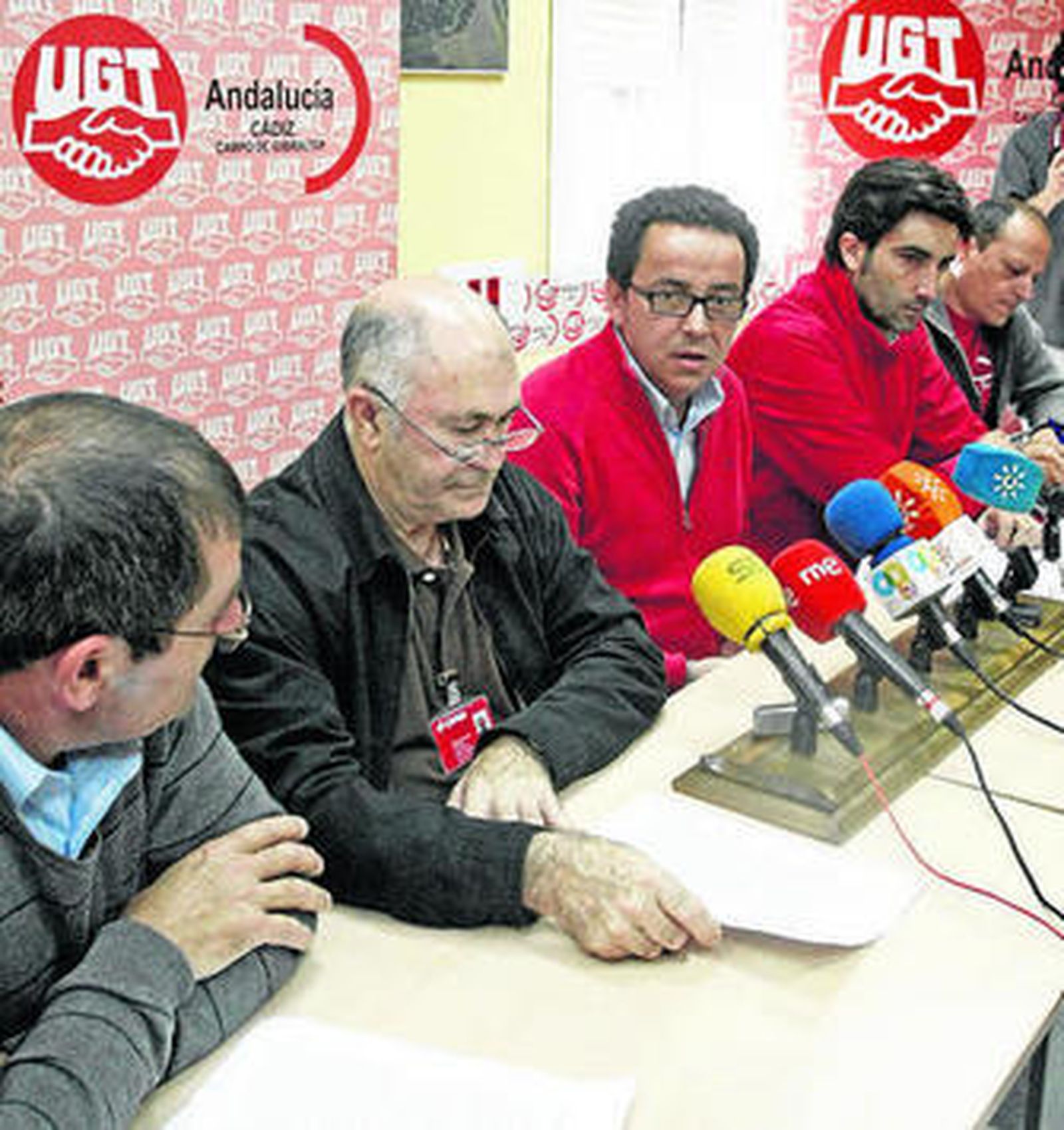 Pedro Soler, en el centro, explica las movilizaciones, ayer.