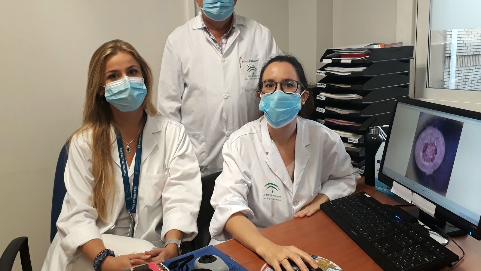 Consulta de Oncología Cutánea con la dermatóloga implicada en esta patología Dra. Ana Lorente a la derecha, acompañada del jefe de servicio de Dermatología Jerónimo Escudero y la residente.