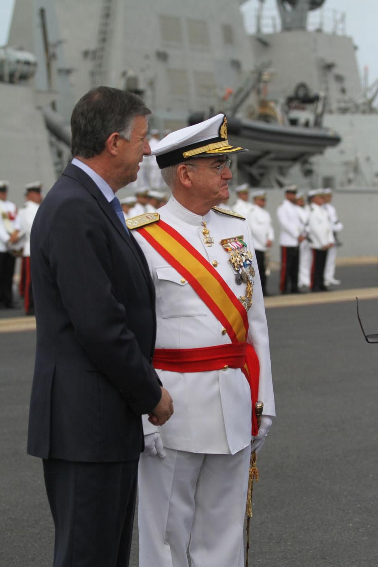 Entrega de la bandera de combate a la fragata Cristobal Colón