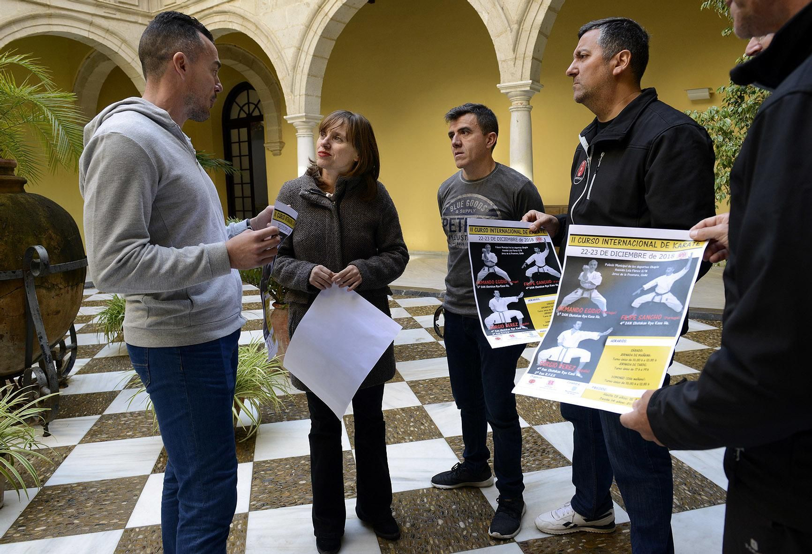 Laura Álvarez charla con Sergio Pérez Salazar, presidente del Club Dakentai.