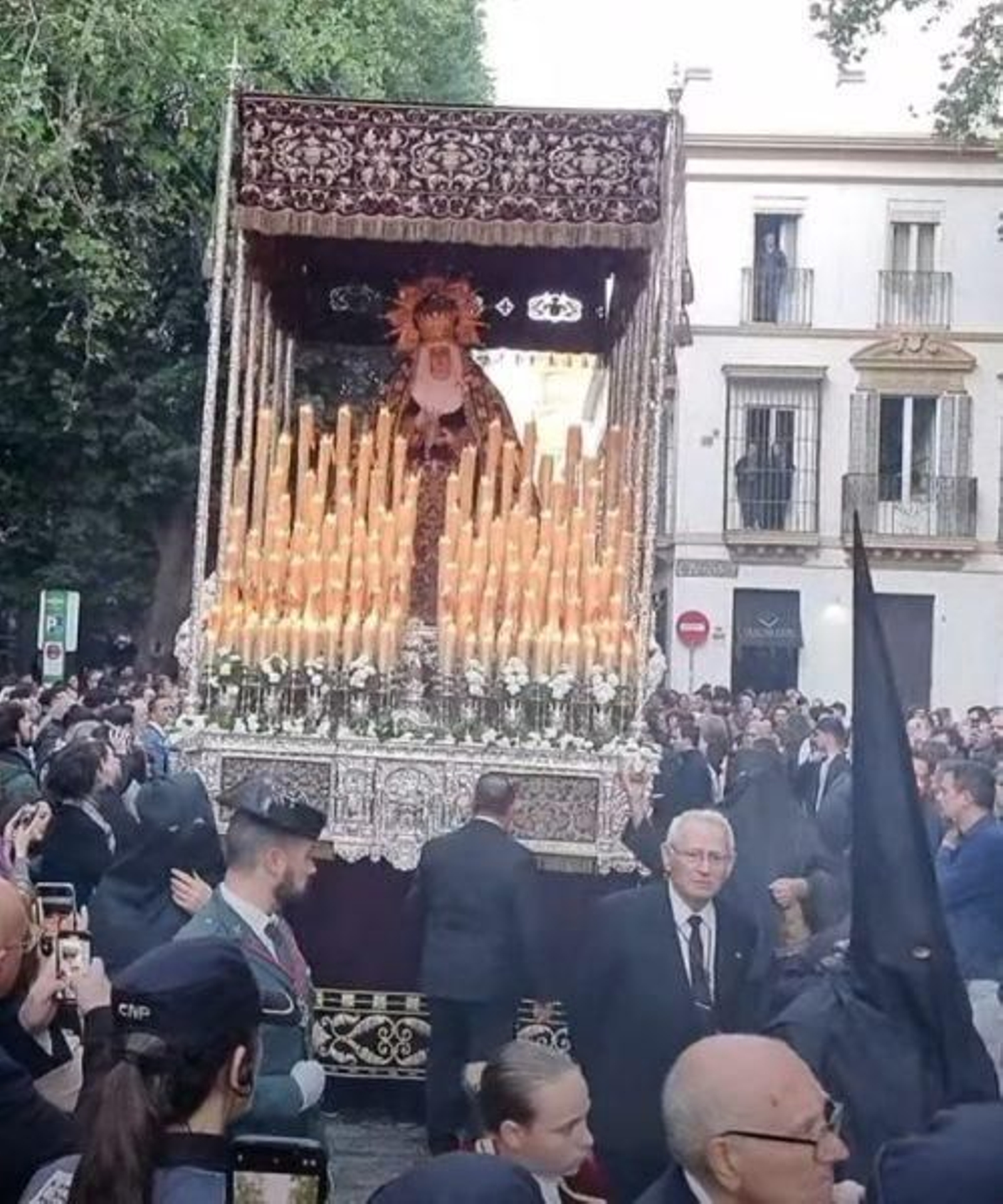 Enrique Márquez al frente del palio de la Presentación