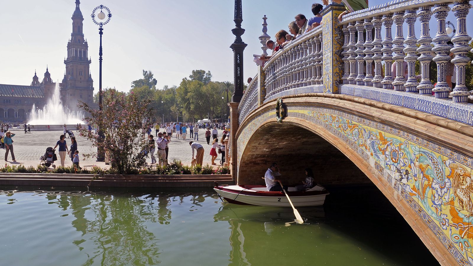 Visita guiada con personas invidentes a la Plaza de España.