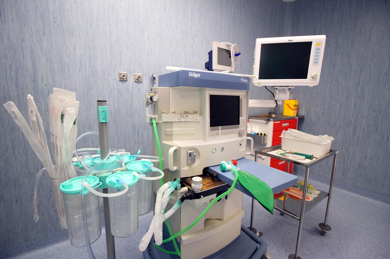 Imágenes de la visita de la consejera de Salud, Marina Alvarez, a los dos nuevos quirófanos que estrenará el Hospital Infanta Elena.