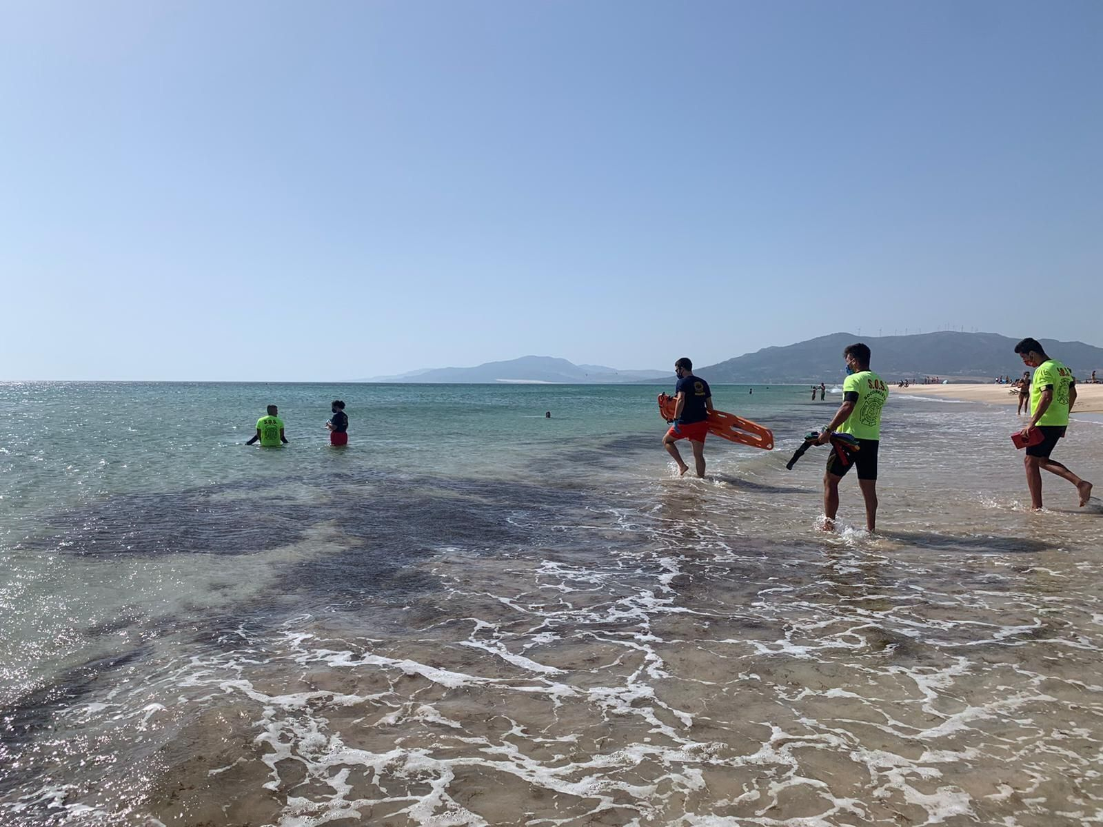 Un ejercicio de rescate realizado por socorristas de Socoservis en Tarifa.