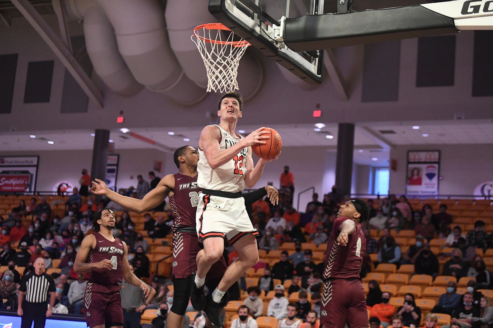 Jesús Carralero ataca el aro rival.