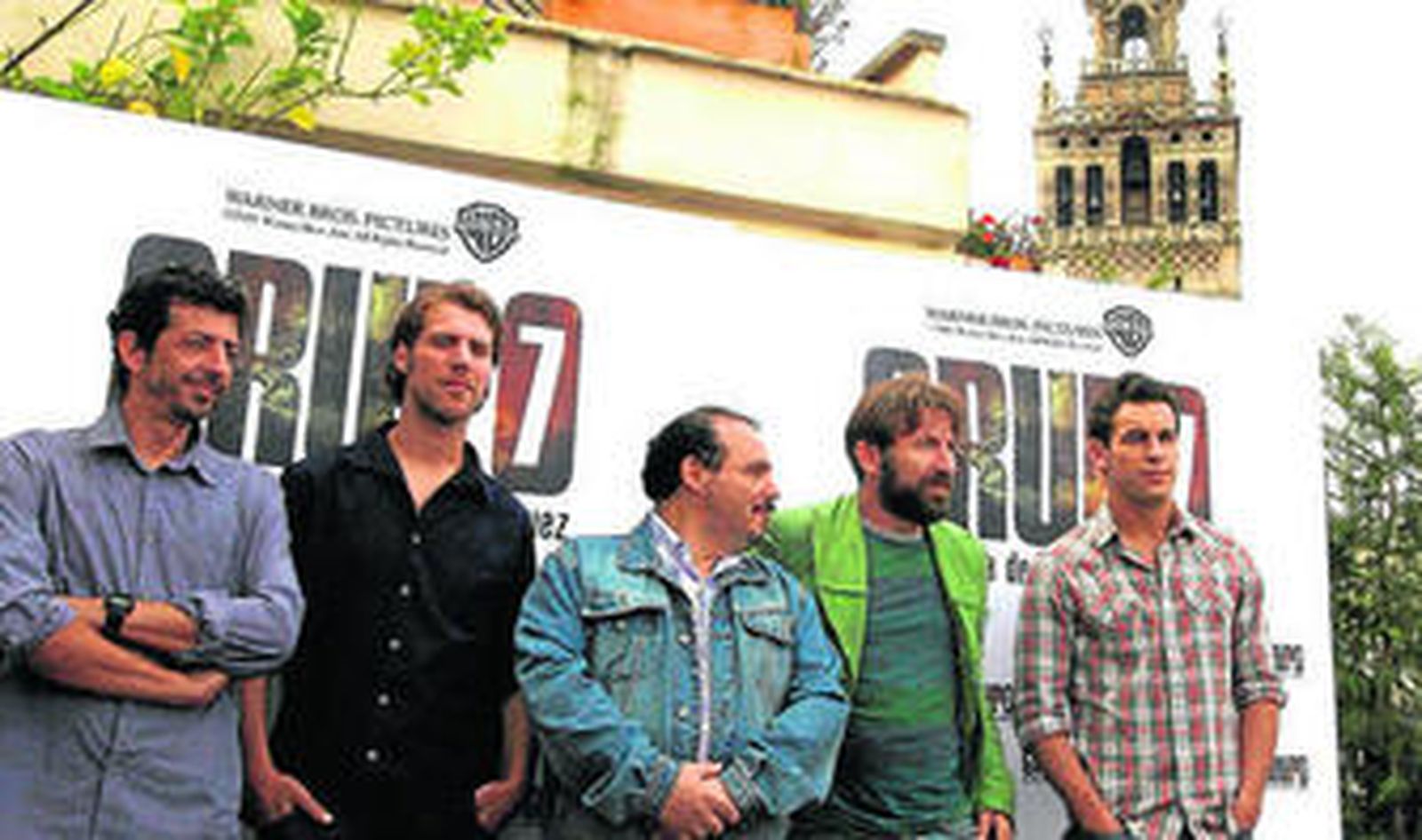 Alberto Rodríguez (izda.) junto a parte del elenco de 'Grupo 7', candidata a 16 premios Goya.