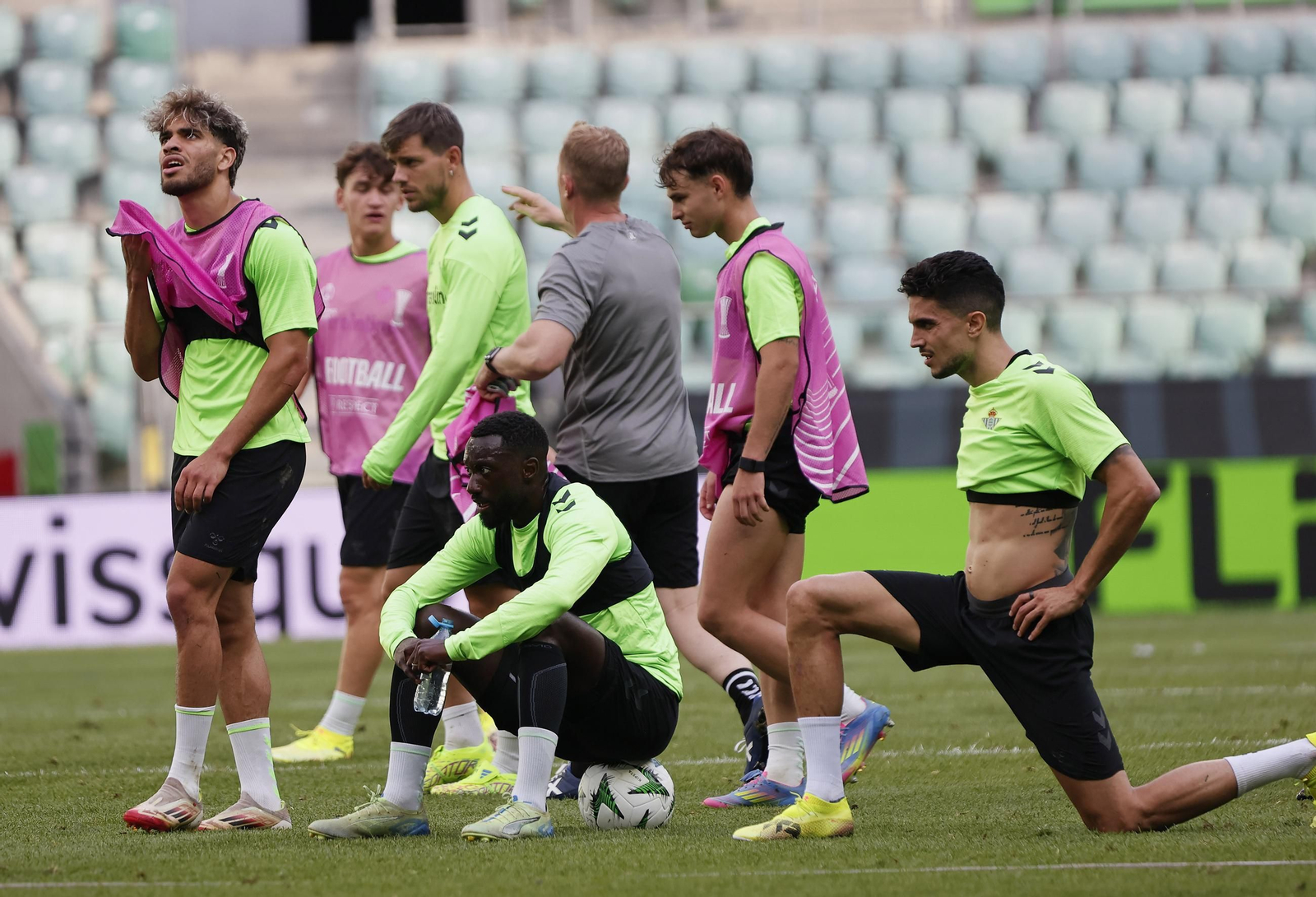 Las imágenes del entrenamiento del Betis en el Wroclaw Stadium Arena de Brestlavia