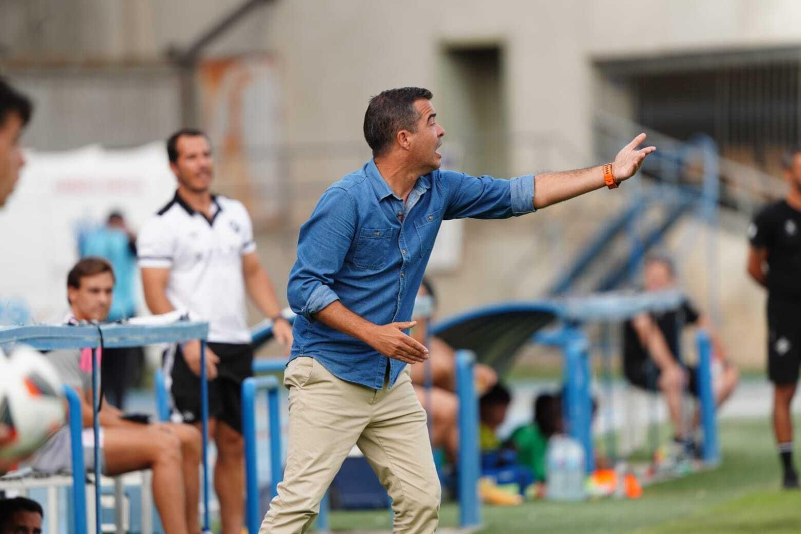 Pérez Herrera, muy activo, da instrucciones a sus jugadores.