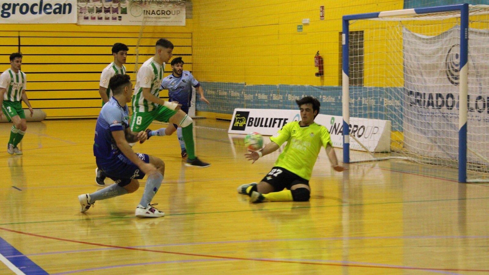 El guardameta verdiblanco detiene una ocasión del conjunto celeste.