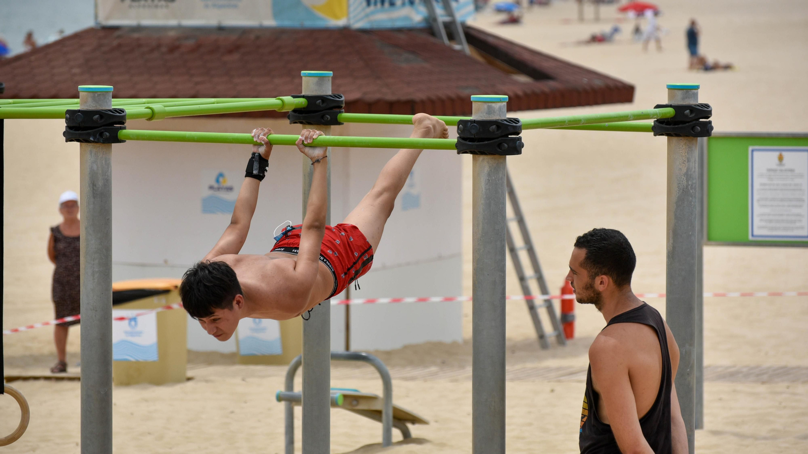 Mañana de calistenia en la playa de Getares