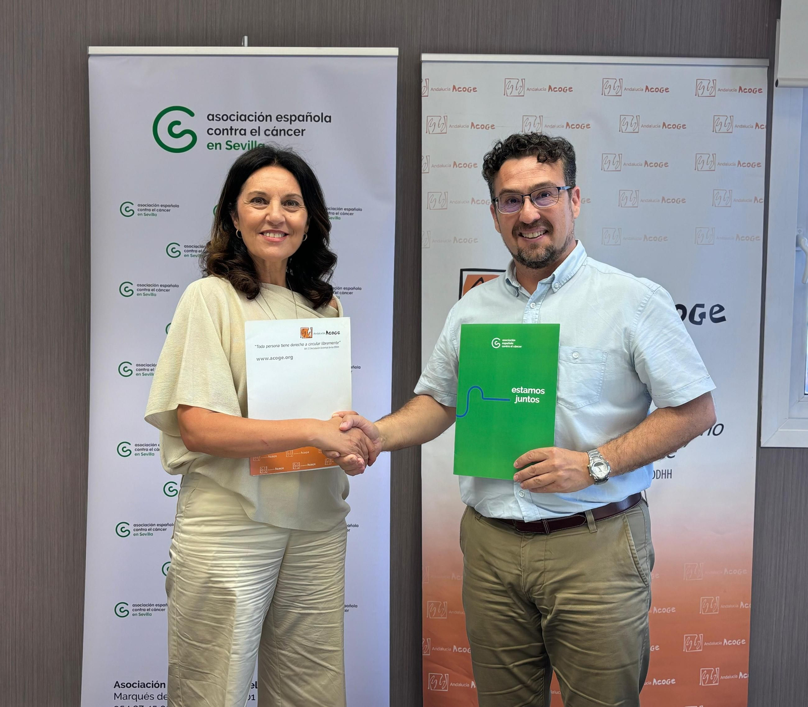 Magdalena Cantero y José MIguel Morales estrechándose la mano.