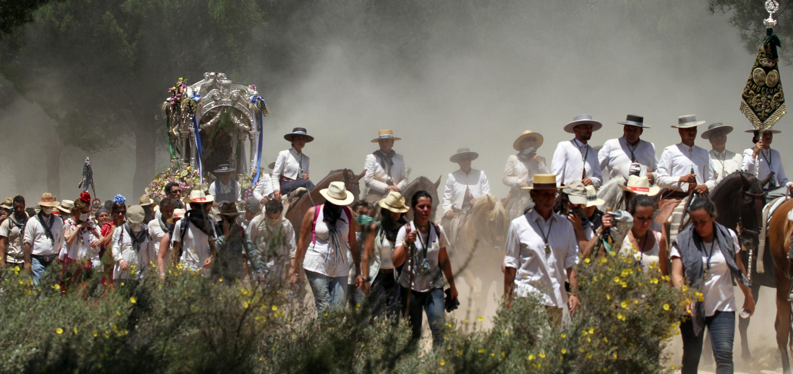 Los romeros de la Hermandad de Huelva acompañan al Simpecado de camino hacia la explanada de Gato.