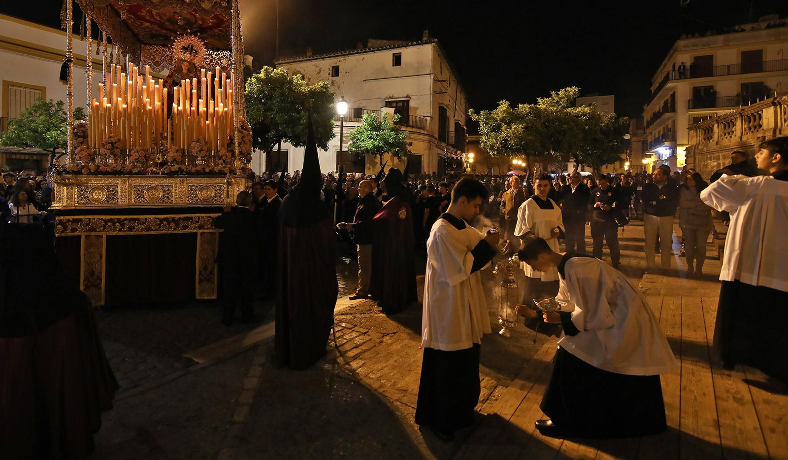 Espectacular recogida de la hermandad de La Viga en la catedral