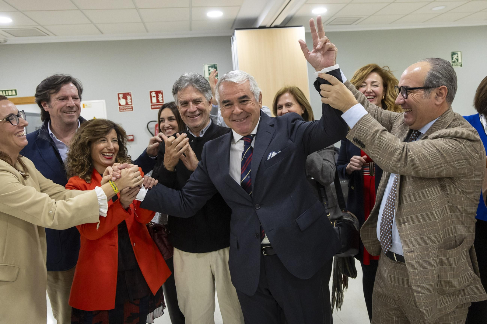 Pedro Navarro, reelegido presidente del Colegio de Médicos de Málaga, celebra la victoria.