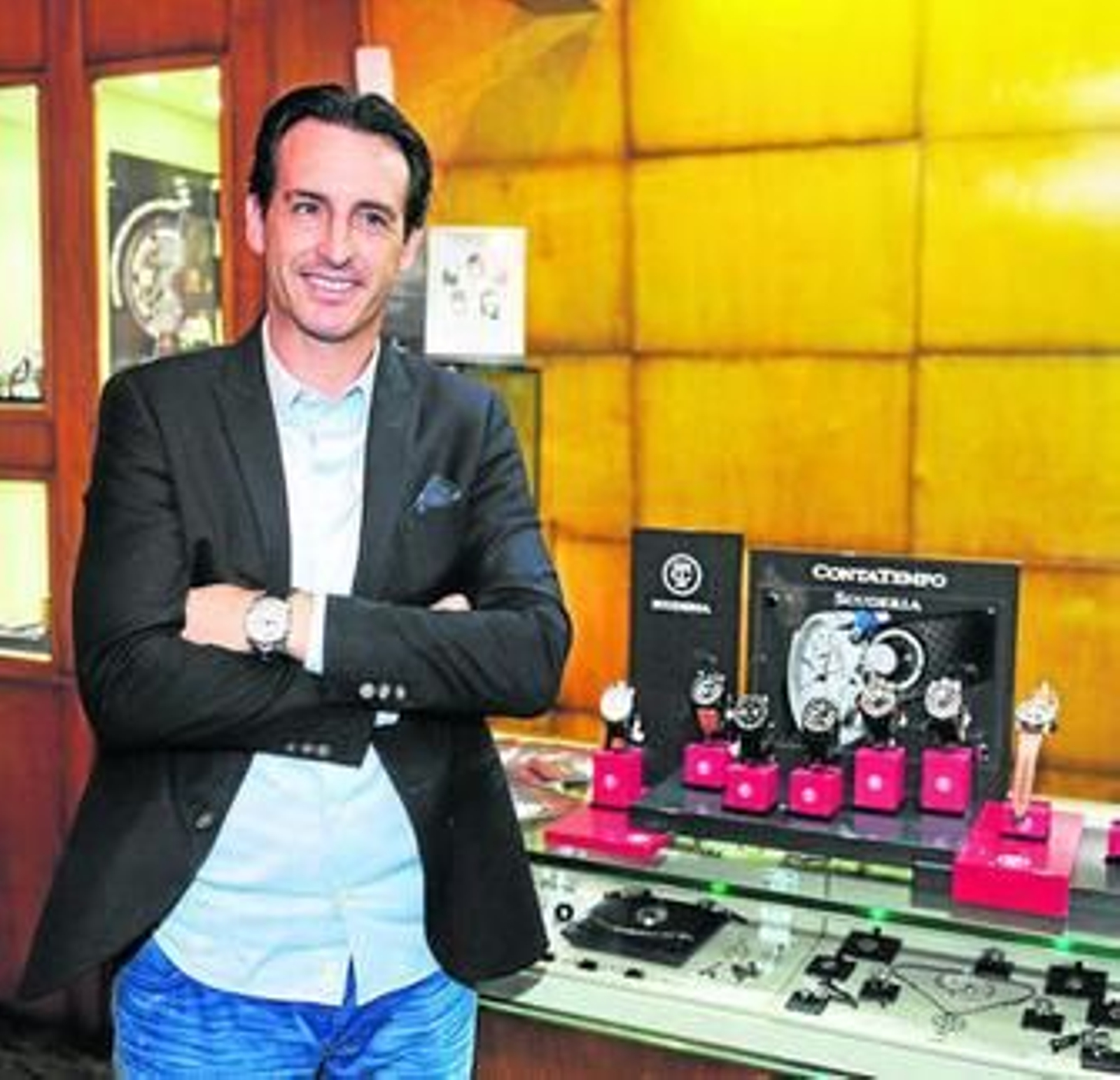 Emery posa en la relojería Santamaría Joyeros, donde presentó una nueva colección de la firma Scuderia.