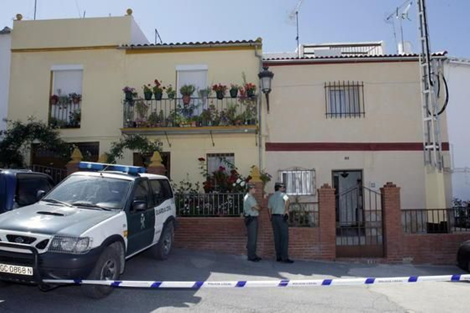 La Guardia Civil en el domicilio de la mujer asesinada.

Foto: B. Vargas / Efe