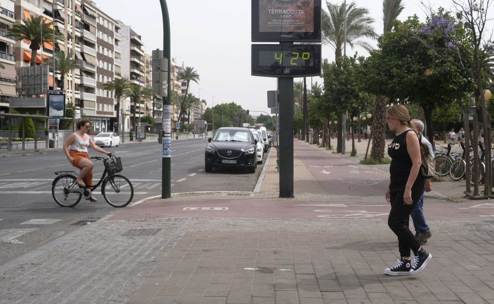 Varias personas circulan por el centro de la ciudad.