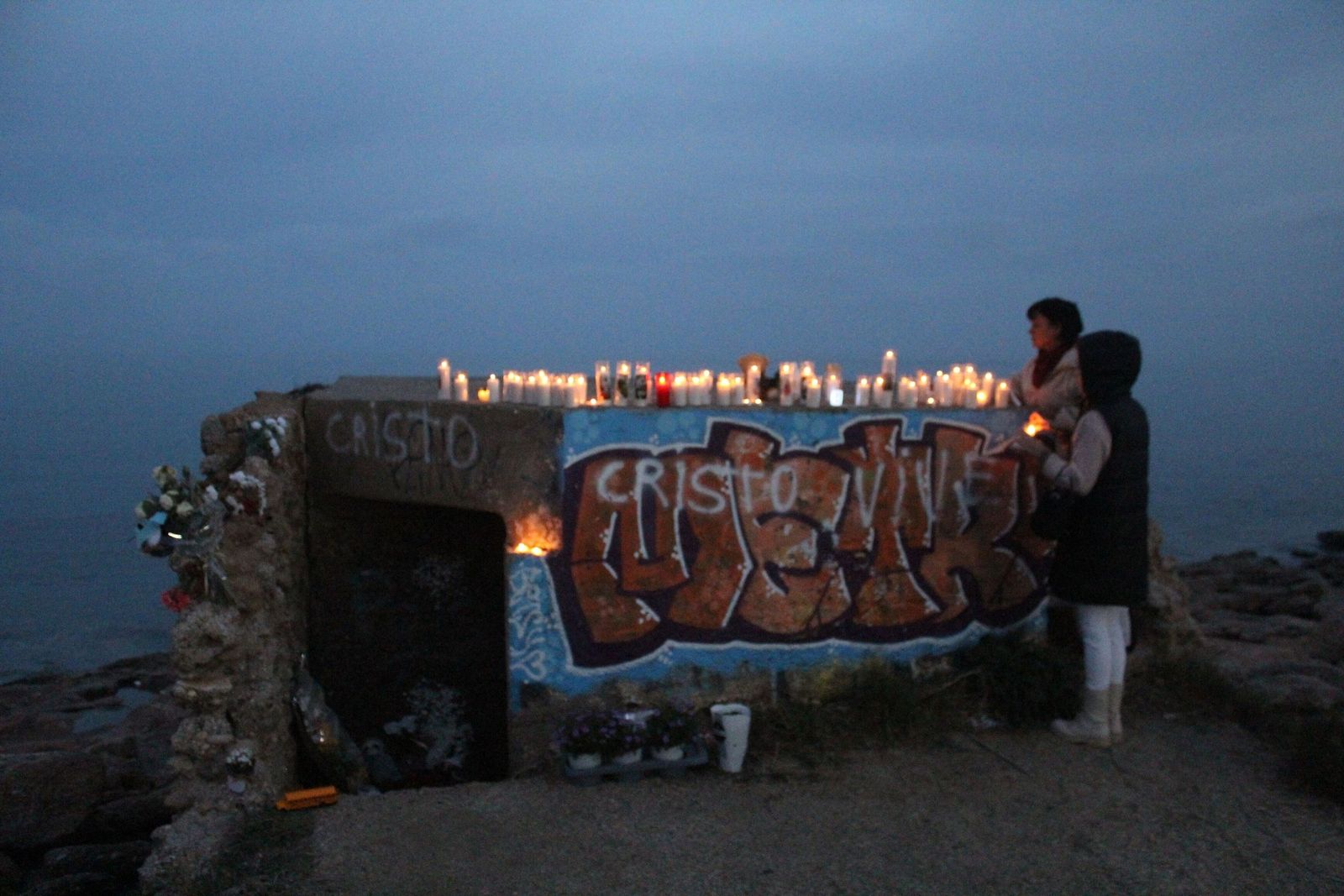 Colocan velas y flores en el búnker donde apareció el cadáver de Lucca, niño de 4 años asesinado en Garrucha