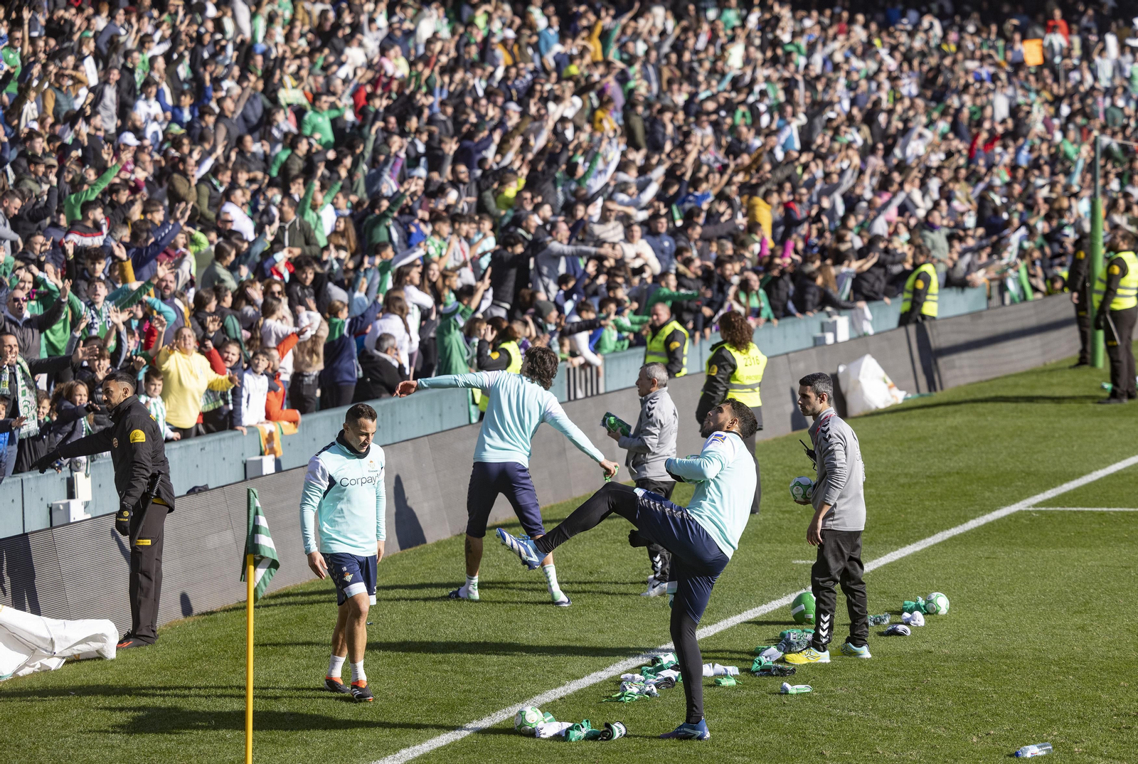 El entrenamiento del Betis a puerta abierta, todas las fotos