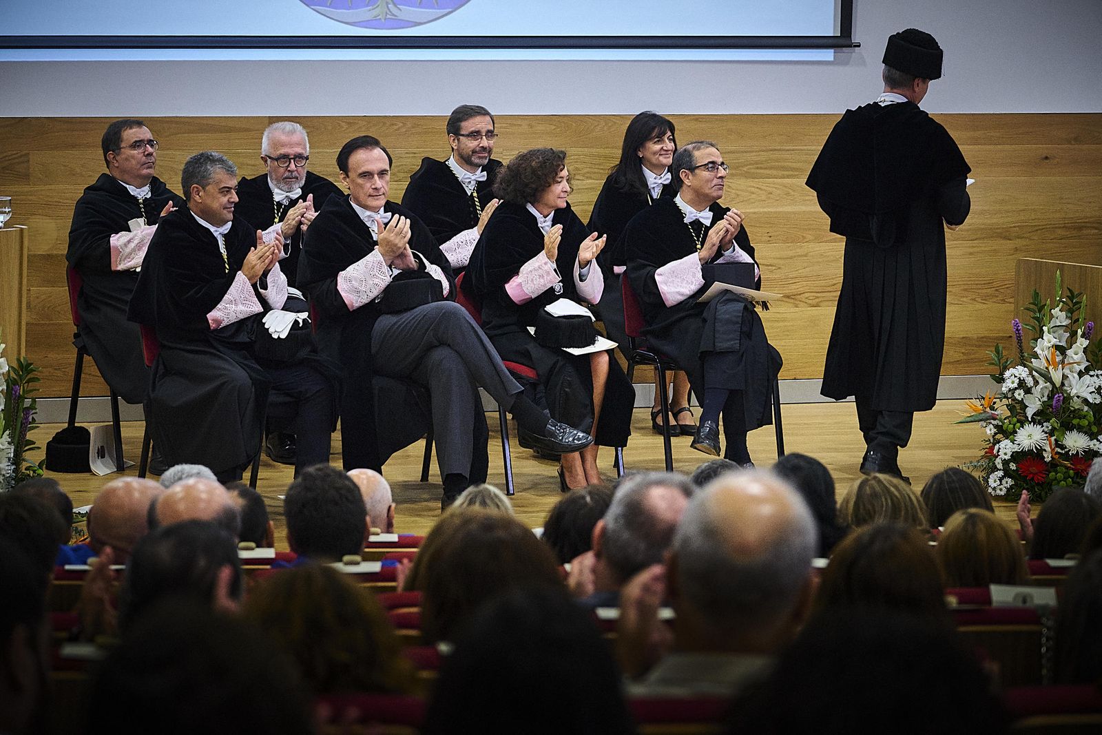 Los rectores de las universidades andaluzas aplauden el discurso de González Mazo, que intervino por última vez como rector en una apertura del curso universitario.
