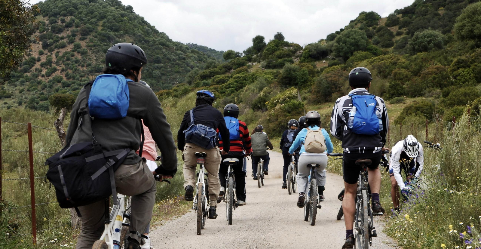Grupo de ciclistas recorriendo la Vía Verde de la Sierra