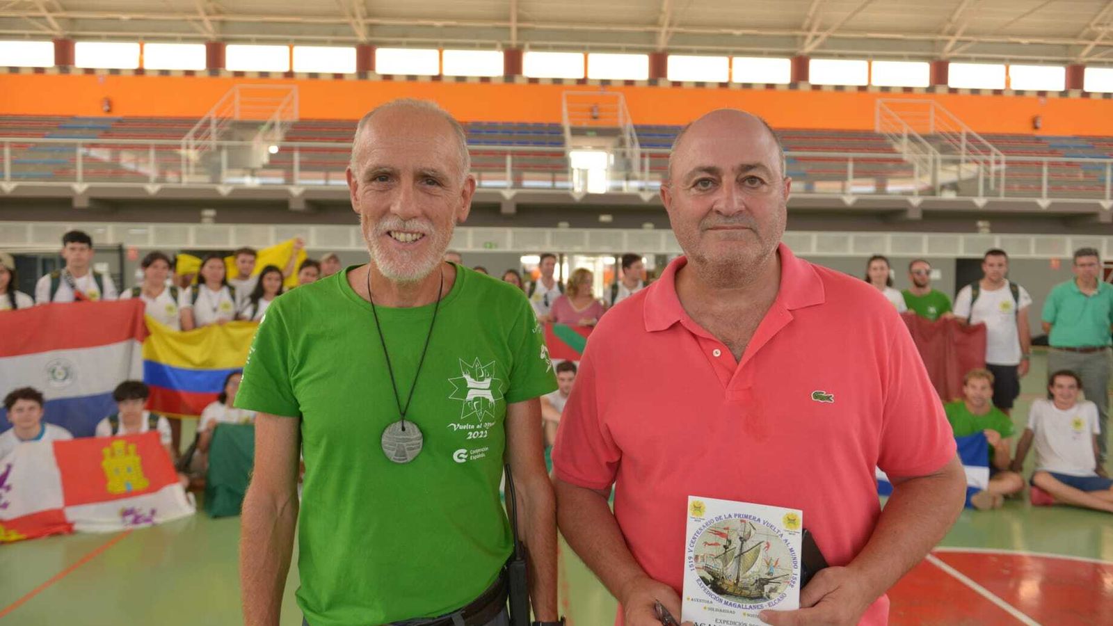 El alcalde, Emilio Martínez, recibe a la expedición.