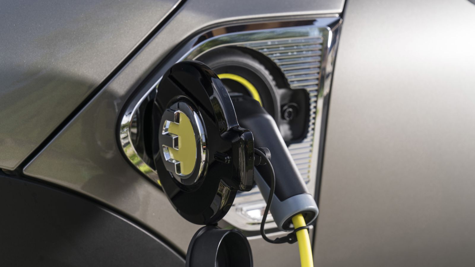 En 3 horas se carga y cada recarga cuenta un euro aproximadamente.