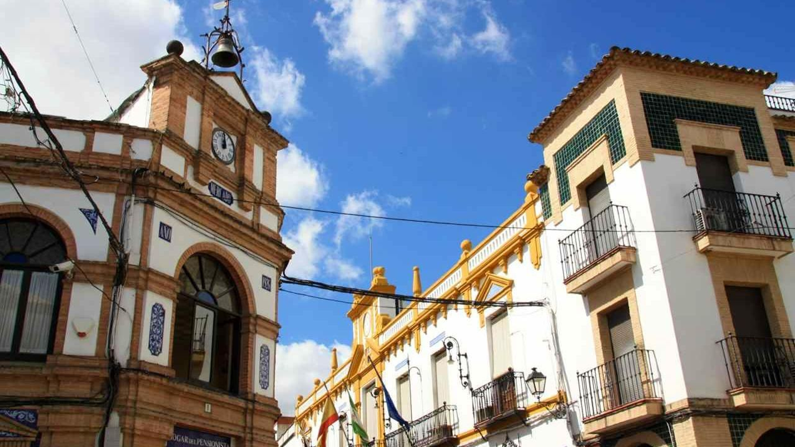 En las calles del casco histórico de Arjonilla se pueden ver edificios históricos como estos.