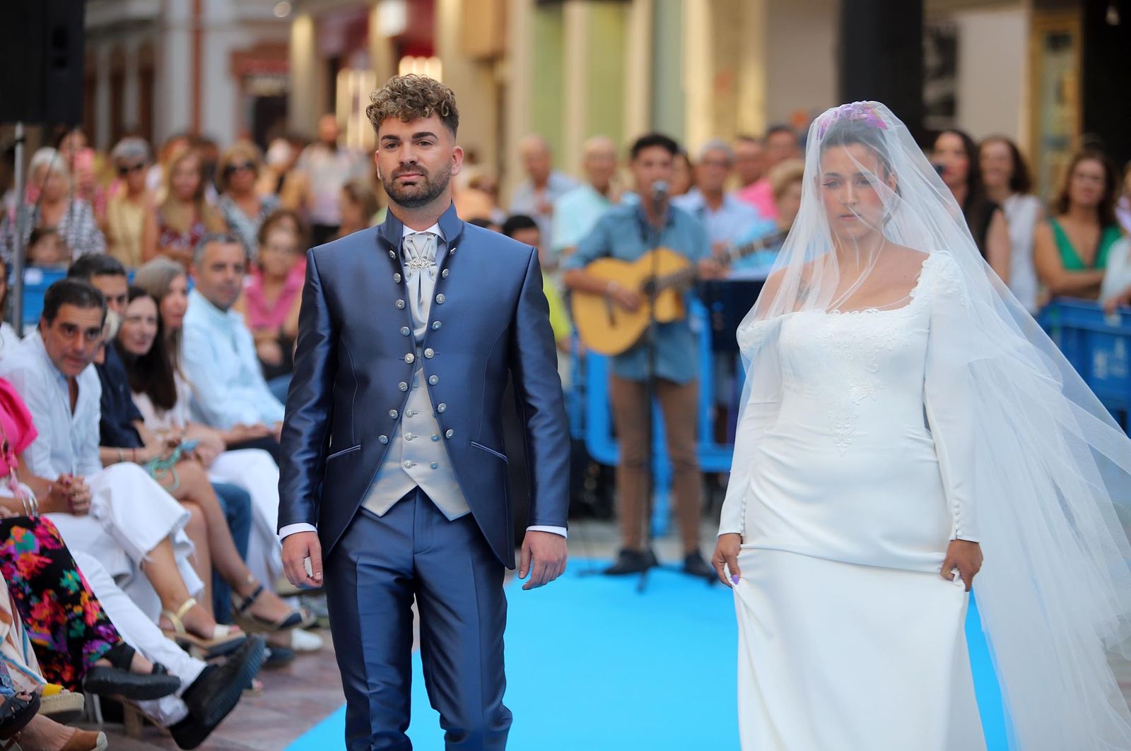 Imágenes de Huelva en blanco y azul, la noche del comercio