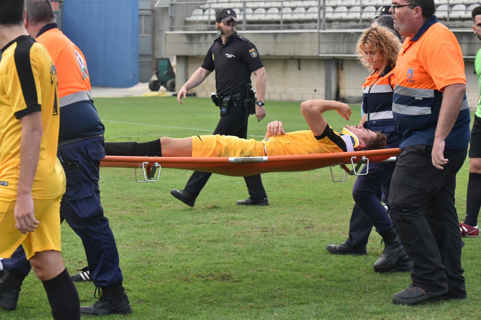 El visitante Maristany sale en camilla del césped, ayer en el Nuevo Mirador.