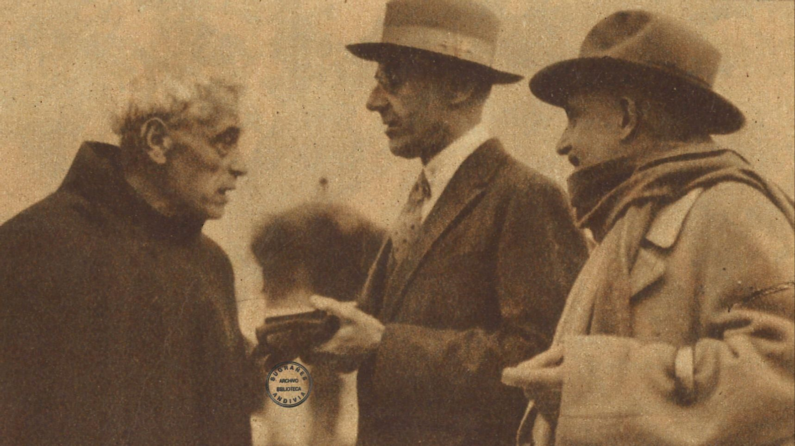 El padre Ortega recibe al embajador de los Estados Unidos Irwin B. Laughlin, al que le ofrece su libro en 1930.