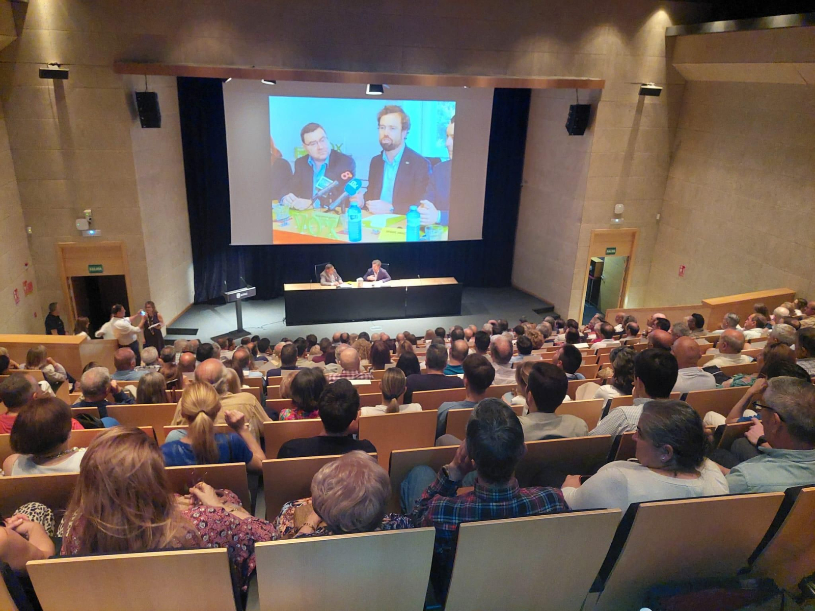 Iván Espinosa de los Monteros y Carlos Zambrano, en el centro de congresos de San Fernando, durante la presentación del libro 'España tiene solución' Iván Espinosa de los Monteros y Carlos Zambrano, en el centro de congresos de San Fernando, durante la presentación del libro 'España tiene solución'