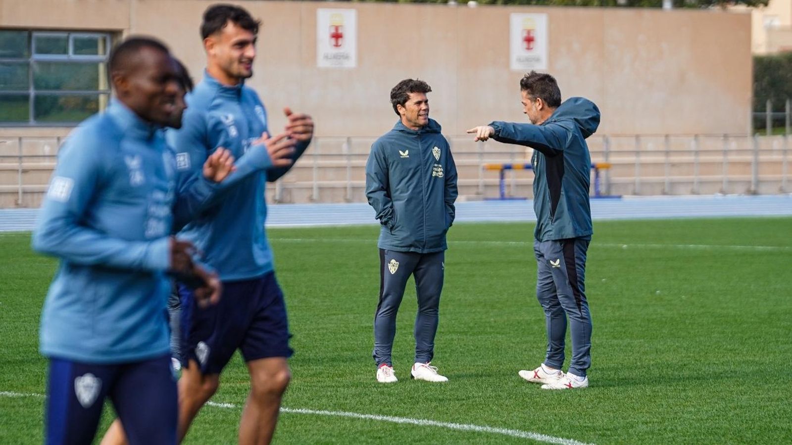 Rubi habla con Xavi Gil durante un entrenamiento en el Anexo.