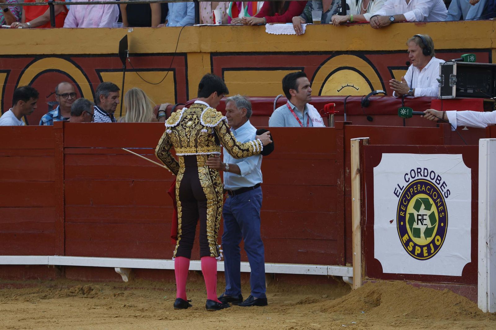 Una decepcionante corrida de Miura con Esaú Fernández a hombros cierra Algeciras