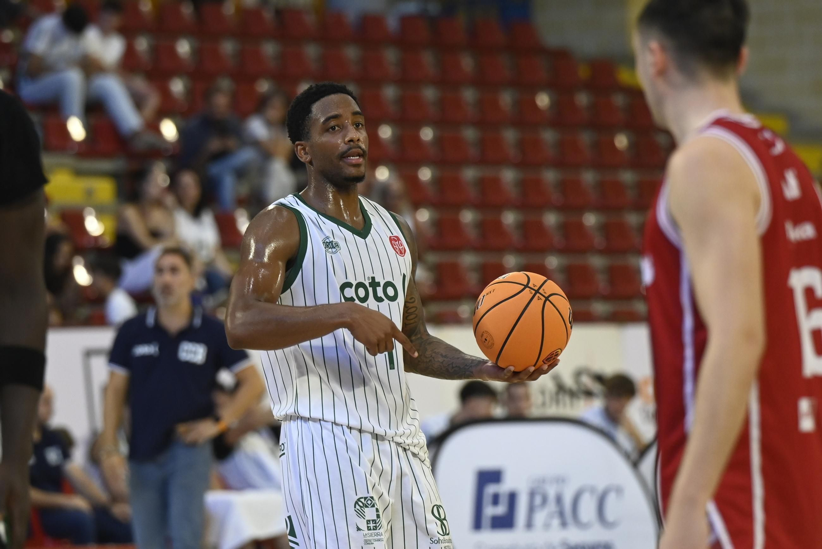 Las mejores fotos del ambiente en Vista Alegre para el Coto Córdoba - Jaén CB de la Copa de España de baloncesto